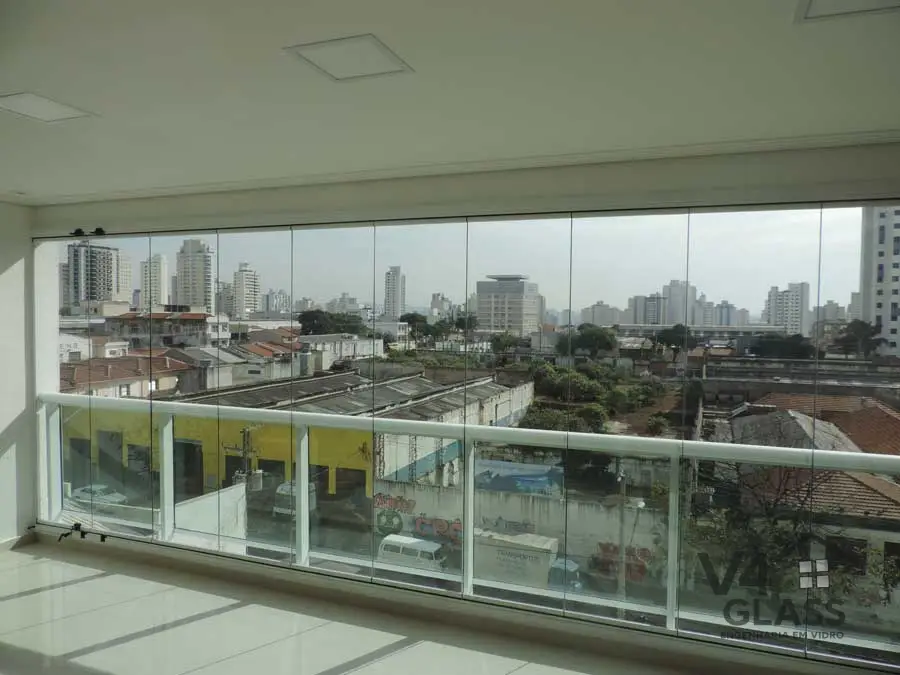 3 vantagens de se ter uma sacada de vidro em seu apartamento