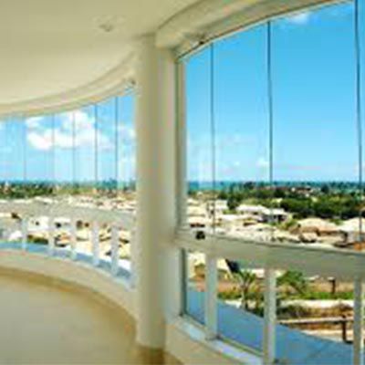 maximize a entrada de luz natural com a instalacao de sacada de vidro